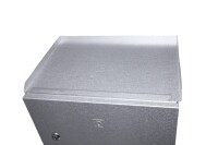 Peetz Unterschrank aluminiertes Stahlblech mit Tür einer Ablage und zwei Tragegriffen seitlich